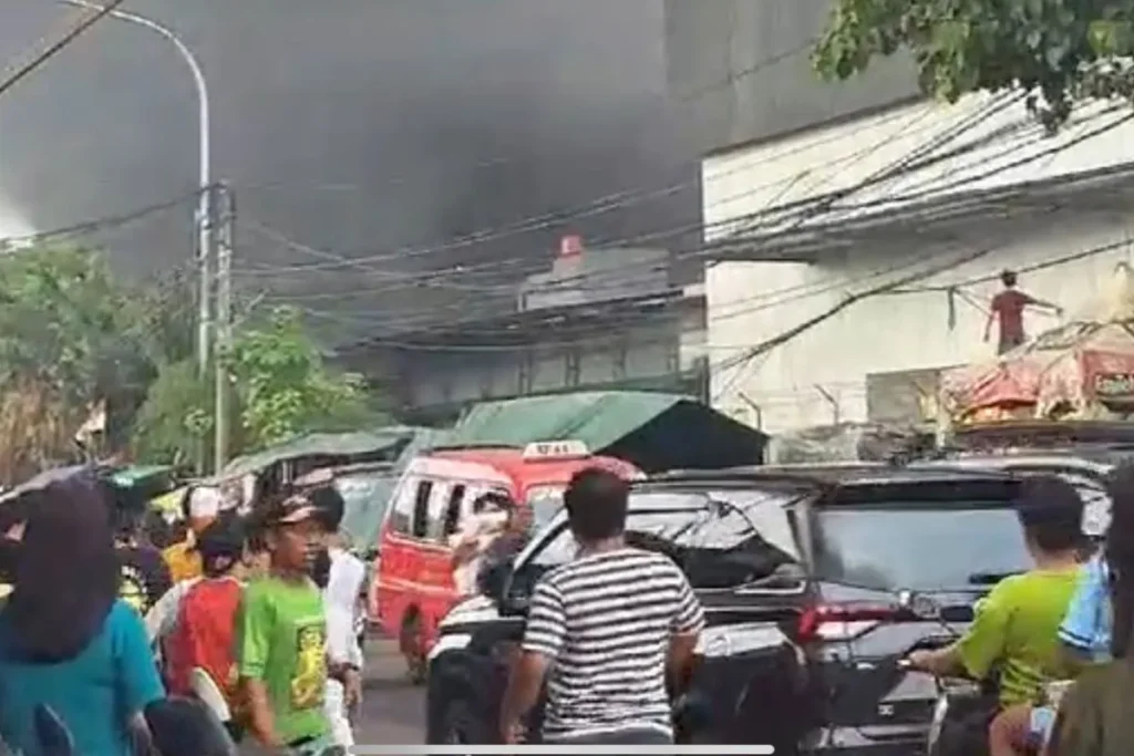 Gudang Wallpaper di Penjaringan Terbakar Hebat, Pemadam Kerahkan Tujuh Unit Mobil