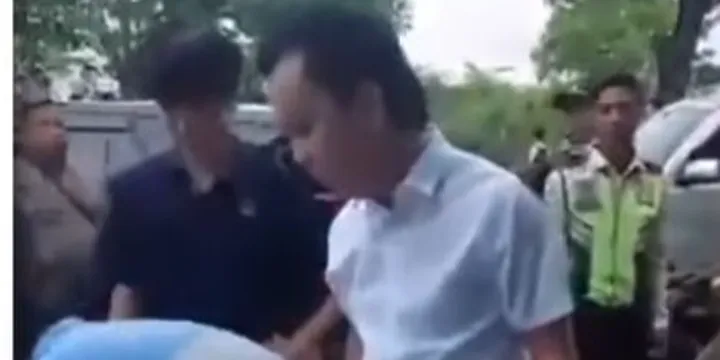 Viral Video Pria Hukum Siswa SMA Bersujud dan Menggonggong, Terungkap Penyebab dan Klarifikasi